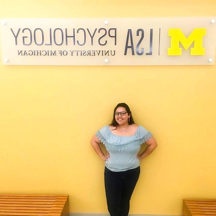 学生安娜 Marmolejo Rios 20岁时在她的暑期实习.