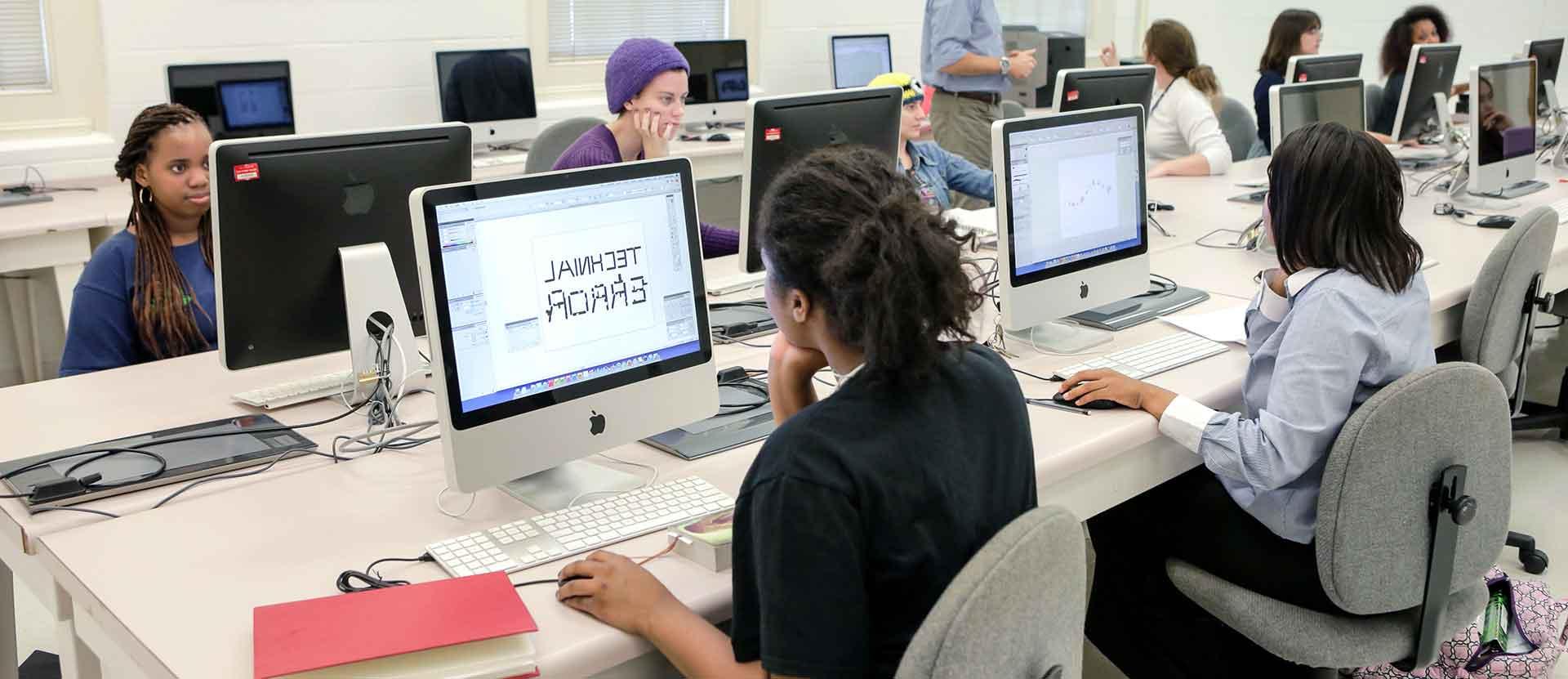 在计算机实验室工作的AMC专业学生