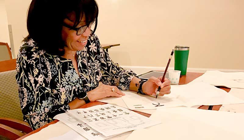 一个学生在练习汉字.